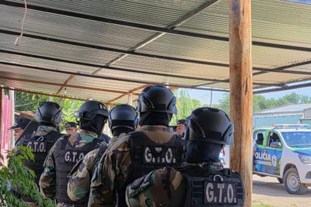 Allanamientos: Policías secuestran armas de fuego cartuchos y municiones en el interior de Corrientes